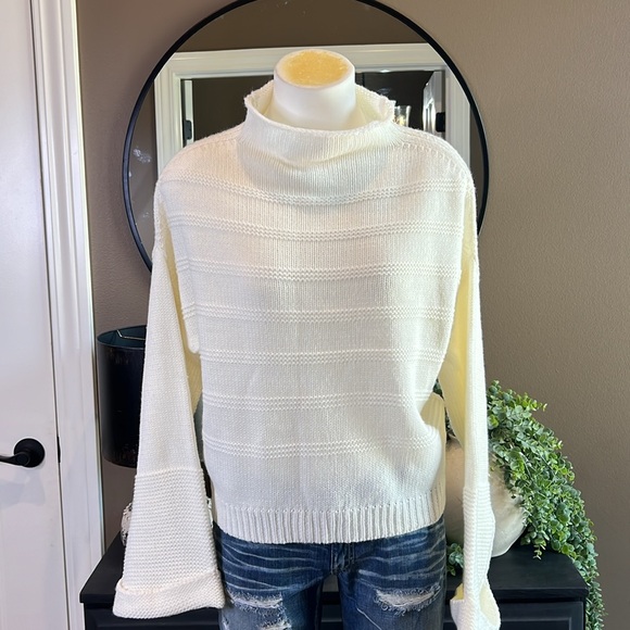 JESSICA SIMPSON Ivory Chunky Knit Funnel Neck Bell Sleeve Sweater Size Large - Picture 4 of 15